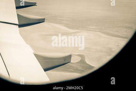 Blick aus dem Flugzeug Fenster in großer Höhe und Turbinen über Afrika. Stockfoto