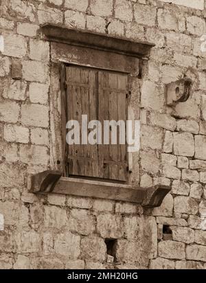 VIS, KROATIEN, EUROPA - Altes Fensterläden, Kirche St. Cyprian und Justina in der Altstadt von Vis, auf der Insel Vis. Stockfoto