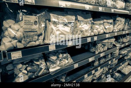 Verpackte Waren Obst und Gemüse auf einem Regal in einem Supermarkt in Kapstadt, Südafrika. Stockfoto