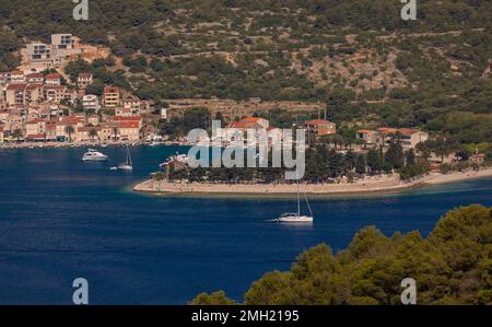 VIS, KROATIEN, EUROPA - Halbinsel Prirovo, im Hafen von Vis, auf der Insel Vis. Stockfoto