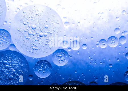 Blauer Ölblasenhintergrund für kosmetische flüssige Schönheitsprodukte. Gesichtsserumtextur Stockfoto