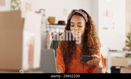 Kreditkarte, Einkaufen und schwarze Frau im Internet mit einem Laptop in einem Büro auf der Arbeit. Glücklicher Geschäftseigentümer, der eine Online-Zahlung für Lagerbestände für tätigt Stockfoto