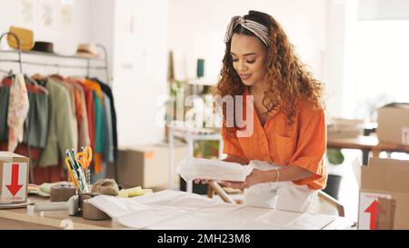 Frauenhände, verpackte Produkte und Kartons für Versand, E-Commerce-Logistik und Lieferung in kleinen Unternehmensgründungen. Großunternehmer, Verkäufer und Stockfoto