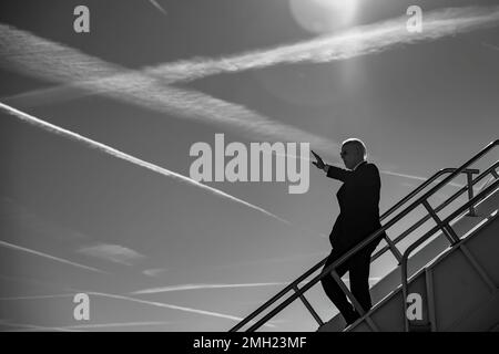 Präsident Joe Biden verlässt Air Force One am Hartsfield-Jackson International Airport in Atlanta, Sonntag, 15. Januar 2023. (Offizielles Foto des Weißen Hauses von Adam Schultz) Stockfoto