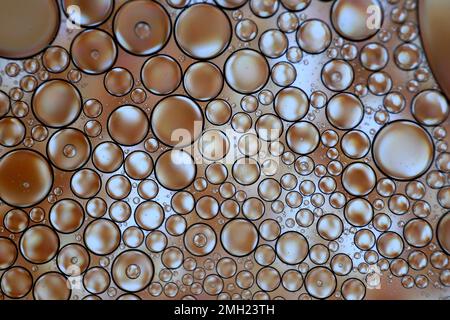 Künstlerisch von Öl auf dem Wasser. Abstrakte Ölblasen als Hintergrund. Stockfoto