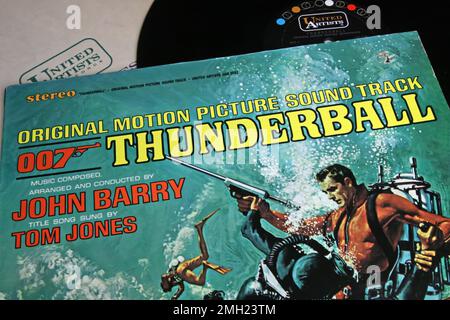 Viersen, Deutschland - Januar 1. 2023: Zusammenfassung des isolierten Albums aus Vinylplatten von James Bond 007 Thunderball Film-Soundtrack mit Sean Conne Stockfoto