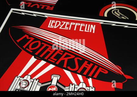 Viersen, Deutschland - Januar 1. 2023: Nahaufnahme isoliertes Vinylalbum Cover Mutterschiff der britischen Rockband LED Zeppelin Stockfoto