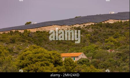 VIS, KROATIEN, EUROPA – Solarpaneele auf Hügeln im Inneren der Insel Vis. Stockfoto