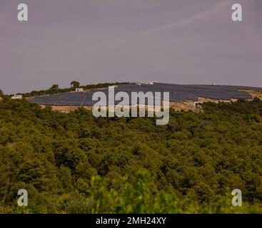 VIS, KROATIEN, EUROPA – Solarpaneele auf Hügeln im Inneren der Insel Vis. Stockfoto