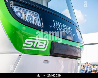 Bukarest, Rumänien - 10.07.2022: Die neue Straßenbahn Imperio mit dem Logo von STB ( Rumänische Verkehrsgesellschaft ). Stockfoto