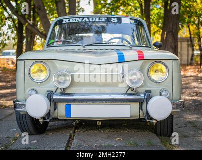 Bukarest, Rumänien - 10.07.2022: Vorderansicht mit einem alten französischen Renault 8. Stockfoto