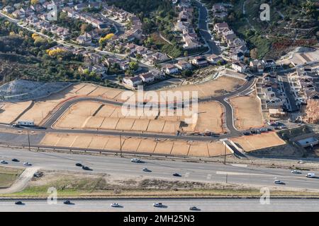 Aus der Vogelperspektive sehen Sie die abgestuften Grundstücke, die für den Bau eines neuen Straßenhauses im Los Angeles County, Kalifornien, bereit sind. Stockfoto