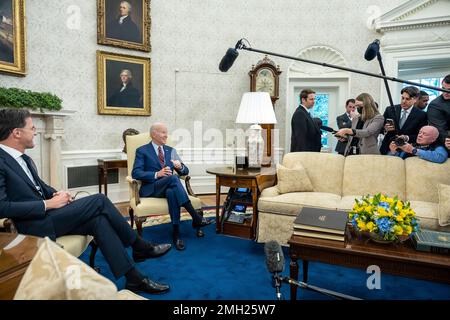 Präsident Joe Biden trifft sich am Dienstag, den 17. Januar 2023, im Oval Office mit Ministerpräsident Mark Rutte aus den Niederlanden. (Offizielles Foto des Weißen Hauses von Adam Schultz) Stockfoto