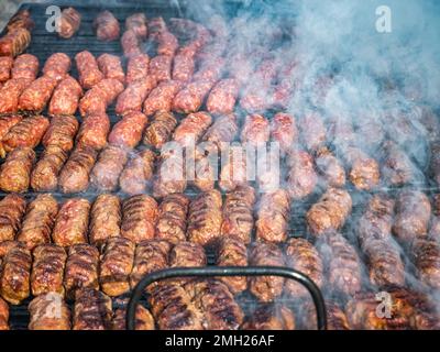 Mititei (gemahlene Fleischbrötchen) aus einer Mischung aus Rindfleisch, Lamm mit Gewürzen auf dem Grill. Traditionelles rumänisches Gericht Stockfoto