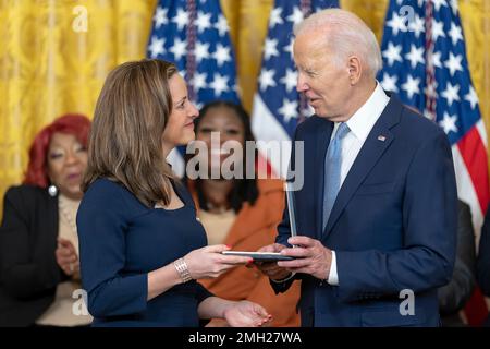 Präsident Joe Biden überreicht die Präsidentenmedaille an Außenminister Jocelyn Benson in Michigan während einer Zeremonie am Freitag, den 6. Januar 2023, im Ostzimmer des Weißen Hauses. (Offizielles Foto des Weißen Hauses von Adam Schultz) Stockfoto