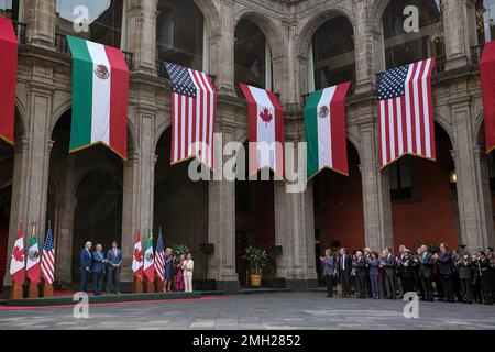 Präsident Joe Biden, First Lady Jill Biden, Mexikos Präsident Andres Manuel Lopez Obrador und First Lady Dr. Beatriz Gutiérrez Müller, Und der kanadische Premierminister Justin Trudeau und First Lady Sophie Trudeau nehmen am Dienstag, den 10. Januar 2023, an einer Ankunftszeremonie für das Gipfeltreffen der nordamerikanischen Staats- und Regierungschefs 10. im Nationalpalast von Mexiko-Stadt Teil. (Offizielles Foto des Weißen Hauses von Erin Scott) Stockfoto