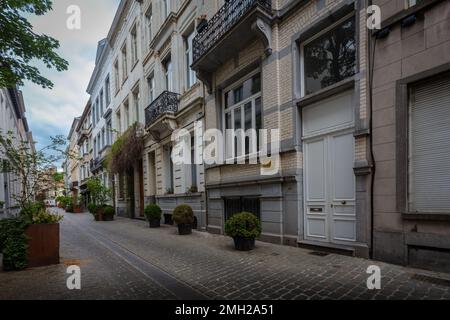 Geburtsort der Schauspielerin Audrey Hepburn in Brüssel. An der Wand des Hauses in der Rue Keyenveld, Ixelles, befindet sich eine goldene Tafel. Belgien. Stockfoto