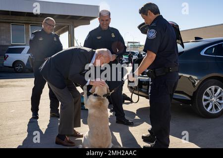 Präsident Joe Biden streichelt einen Hund bei einer Demonstration, wie Grenzbeamte Fahrzeuge nach Schmuggelware durchsuchen, während seiner Tour auf der Brücke Amerikas am Sonntag, den 8. Januar 2023, in El Paso. (Offizielles Foto des Weißen Hauses von Adam Schultz) Stockfoto