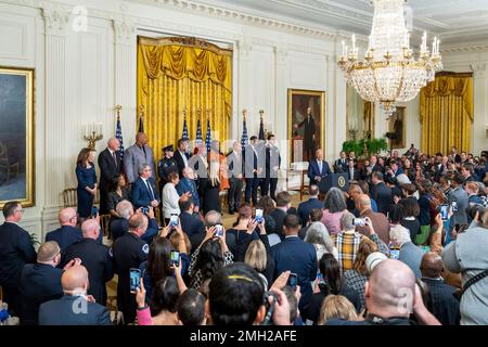 Präsident Joe Biden hält am Freitag, den 6. Januar 2023, eine Rede bei der Verleihung der Präsidentenmedaille im East Room. (Offizielles Foto des Weißen Hauses von Cameron Smith) Stockfoto