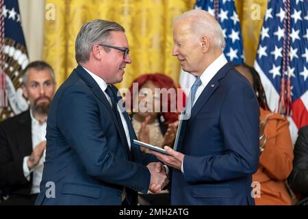 Präsident Joe Biden überreicht dem ehemaligen Kommissar von Philadelphia City, Albert Schmidt, am Freitag, den 6. Januar 2023, im Ostzimmer des Weißen Hauses die Präsidentenmedaille. (Offizielles Foto des Weißen Hauses von Adam Schultz) Stockfoto