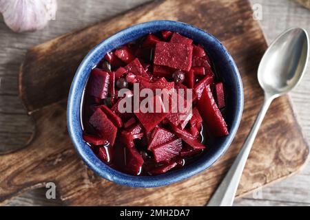 Hausgemachter Kvass aus fermentierten roten Rüben und Gewürzen Stockfoto