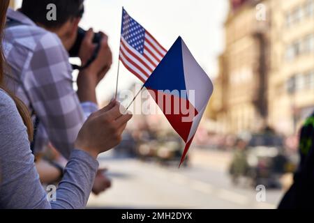 Tschechische und amerikanische Flaggen in Frauenhänden - Feier der Befreiung von Pilsen durch die USA Die Armee Stockfoto