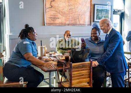 Präsident Joe Biden hält am Mittwoch, den 4. Januar 2023, im Barbecue-Restaurant Just-Q'in auf dem Weg zum Cincinnati Northern Kentucky International Airport in Cincinnati, Ohio. (Offizielles Foto des Weißen Hauses von Adam Schultz) Stockfoto