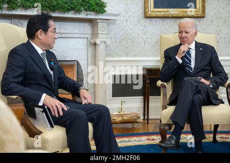 Präsident Joe Biden trifft sich am Freitag, den 13. Januar 2023, im Oval Office mit dem japanischen Premierminister Fumio Kishida. (Offizielles Foto des Weißen Hauses von Adam Schultz) Stockfoto