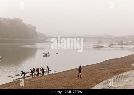 Eine Rudermannschaft bereitet sich auf das Training an einem nebligen Morgen in Putney, London, vor. Stockfoto