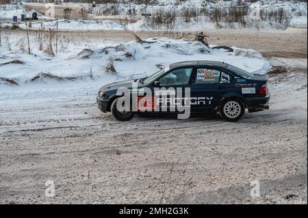 Tukums, Lettland - Januar. 7. 2023: Junge Menschen üben sicheres Fahren auf Winterwegen mit einem Sportwagen Stockfoto