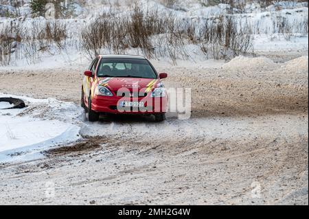 Tukums, Lettland - Januar. 7. 2023: Junge Menschen üben sicheres Fahren auf Winterwegen mit einem Sportwagen Stockfoto