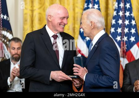 Präsident Joe Biden überreicht die Präsidentenmedaille dem ehemaligen Sprecher des Repräsentantenhauses von Arizona, Rusty Bowers, während einer Zeremonie am Freitag, den 6. Januar 2023, im Ostzimmer des Weißen Hauses. (Offizielles Foto des Weißen Hauses von Adam Schultz) Stockfoto