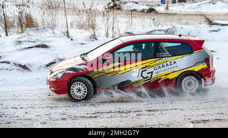 Tukums, Lettland - Januar. 7. 2023: Junge Menschen üben sicheres Fahren auf Winterwegen mit einem Sportwagen Stockfoto