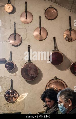 Chenonceau, Frankreich - Dez. 29 2022: Die alten Kochutensilien hängen an der Wand im Schloss Chenonceau Stockfoto