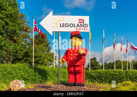 Hinweisschild zum Legoland Hotel in Billund, Dänemark, begleitet von einer riesigen Lego Minifigure Stockfoto