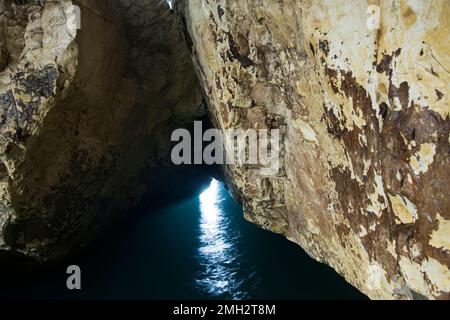 Rosh Hanikra Grotten Felsen und Höhlen berühmte Naturtouristenattraktion (Attraktion) im Nordwesten Israels (Galiläa-Region), nahe Nahariya, im Mittelmeer. Geologische Schöpfung an der Küste (Küste) Stockfoto