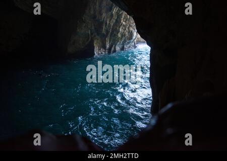 Rosh Hanikra Grotten Felsen und Höhlen berühmte Naturtouristenattraktion (Attraktion) im Nordwesten Israels (Galiläa-Region), nahe Nahariya, im Mittelmeer. Geologische Schöpfung an der Küste (Küste) Stockfoto