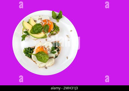 Top View gesunder Avocado Toast Frühstück Lunch Spiegeleier auf isoliertem Hintergrund Stockfoto