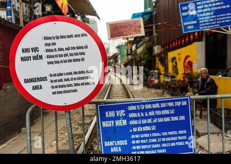 HANOI, VIETNAM, - DEZEMBER 26 2022, Schilder weisen darauf hin, dass die berühmte Touristenattraktion Train Street für Fotos und Filme geschlossen ist. Stockfoto