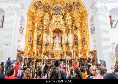 Huelva, Spanien - 30. April 2017 : Menschenmenge, die das Bild der Virgen del Rocio im Inneren der Ermita del Rocio, Eremitage in den vi, besuchen Stockfoto