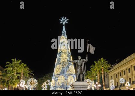 Weihnachtsbaum und Lichterdekoration im Stadtzentrum von Huelva, Andalusien, Spanien Stockfoto