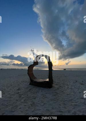 Ein Strandherz-Stuhl. Kreativer Strandstuhl mit einzigartigem Design in Sansibar, Tansania. Stockfoto