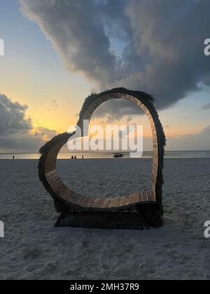 Ein Strandherz-Stuhl. Kreativer Strandstuhl mit einzigartigem Design in Sansibar, Tansania. Stockfoto