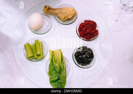 Passover Seder Teller mit symbolischen Gegenständen, die während der Seder Mahlzeit am jüdischen Passover-Feiertag verwendet wurden, Draufsicht, Copy Spase. Stockfoto