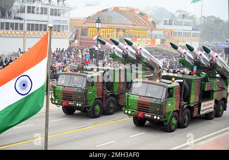Neu-Delhi, Indien. 26. Januar 2023. NEU-DELHI, INDIEN - 26. JANUAR: Akash-Armee-Raketenwerfer auf der Republic Day Parade 2023, Kartavya Path am 26. Januar 2023 in Neu-Delhi, Indien. (Foto: Ajay Aggarwal/Hindustan Times/Sipa USA) Guthaben: SIPA USA/Alamy Live News Stockfoto