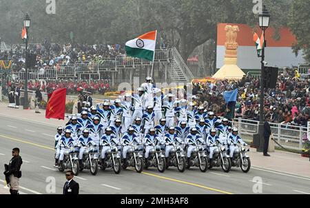 Neu-Delhi, Indien. 26. Januar 2023. NEU-DELHI, INDIEN - 26. JANUAR: Die Dare Devils der indischen Armee machen die Pyramidenformation während der Republic Day Parade 2023 auf dem Kartavya Path am 26. Januar 2023 in Neu-Delhi, Indien. (Foto: Sanjeev Verma/Hindustan Times/Sipa USA) Guthaben: SIPA USA/Alamy Live News Stockfoto