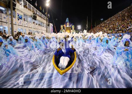 Rio de Janeiro Karneval Portela Samba Schulparade. Reveller treten in Sambadrome Marques de Sapucai in bunten Kostümen für den Karnevalsurlaub auf Stockfoto