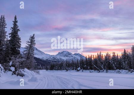 Wintersonnengang im Eagle River Valley in Südzentralalaska. Stockfoto