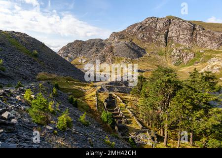 Die Gegend um Cwmorthin war ein geschäftiger Ort in seiner Blütezeit mit den Überresten des Wrysgan Schieferbruchs auf einer Seite des Tals und den Überresten von Cwmorthin thi Stockfoto