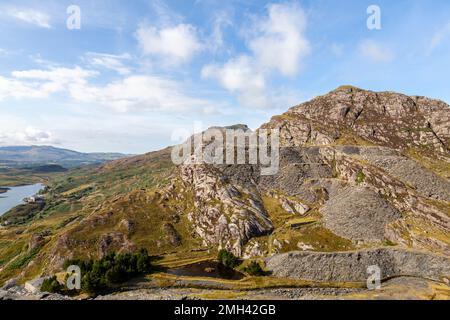 Die Gegend um Cwmorthin war ein geschäftiger Ort in seiner Blütezeit mit den Überresten des Wrysgan Schieferbruchs auf einer Seite des Tals und den Überresten von Cwmorthin thi Stockfoto